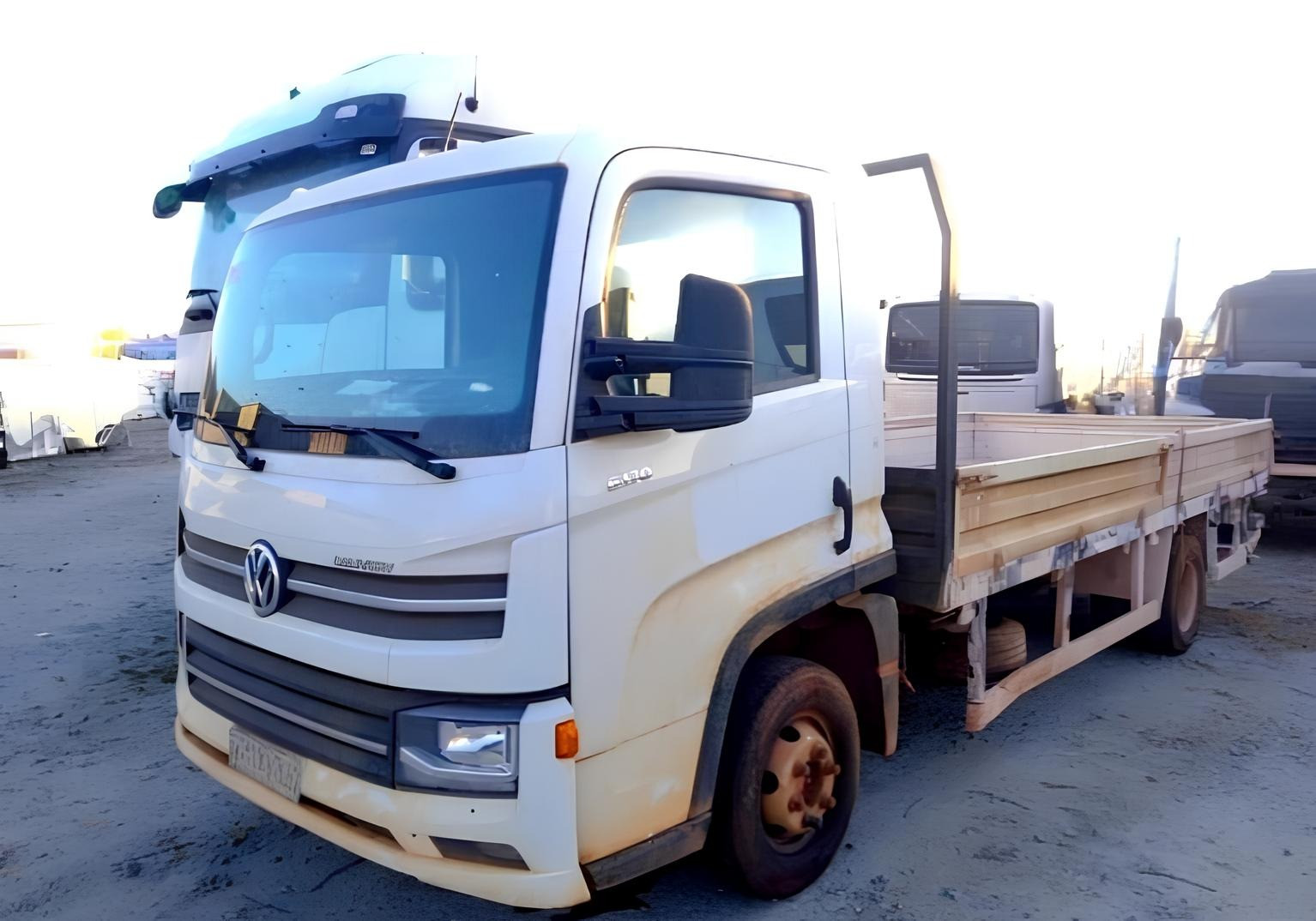 Caminhões Volkswagen 6.170 ano 2025 com carroceria de ferro e 21.000 Km