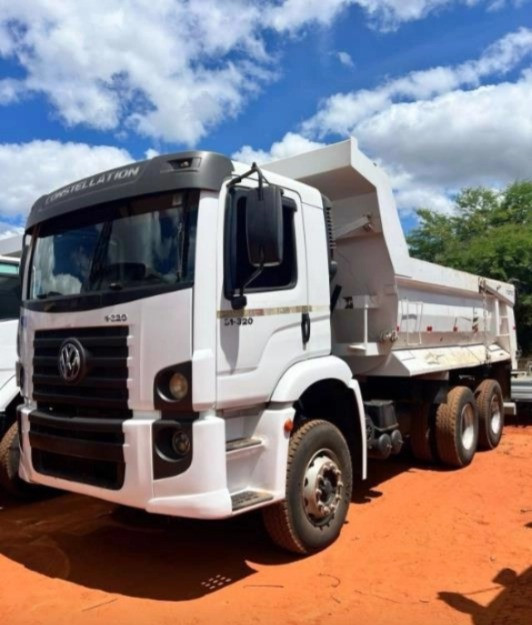 Caminhão Volkswagen VW 31-320 ano 2011, 6x4, com caçamba meia cana de 14 ㎥, 243.000 Km