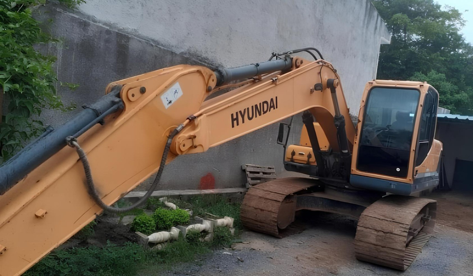 Escavadeira Hyundai 160 LC-9S - ano 2015 com 8000 horas