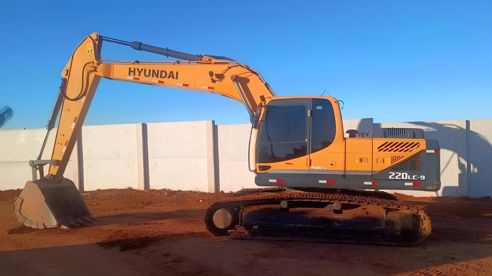 Escavadeira Hyundai 220 LC-9 - ano 2018 com 11.000 horas