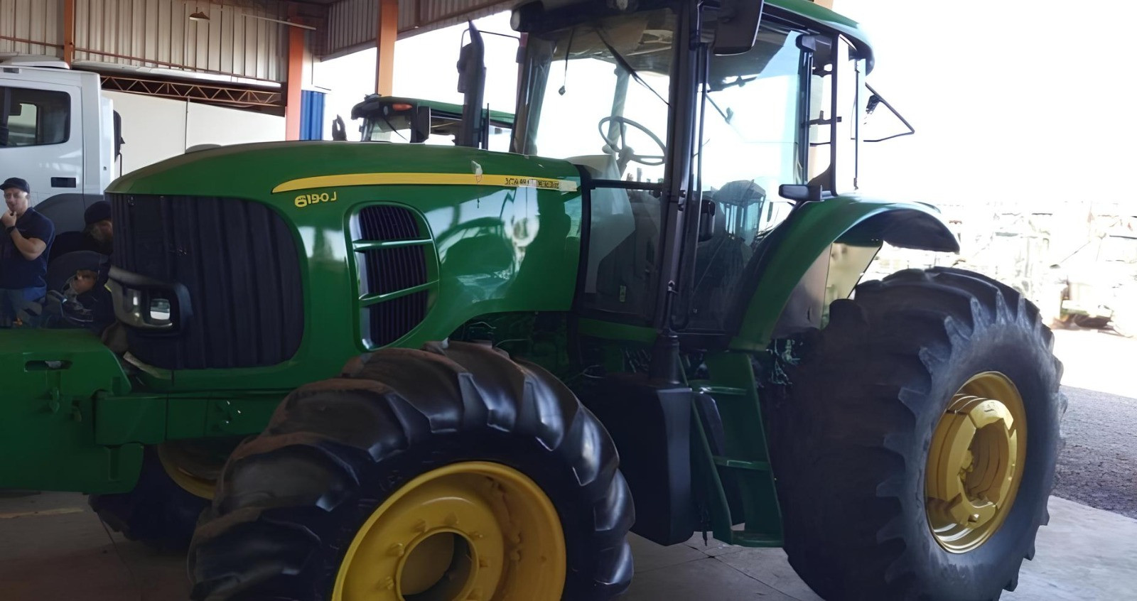 Trator John Deere 6190J - ano 2018, com Kit GPS, 5400 horas