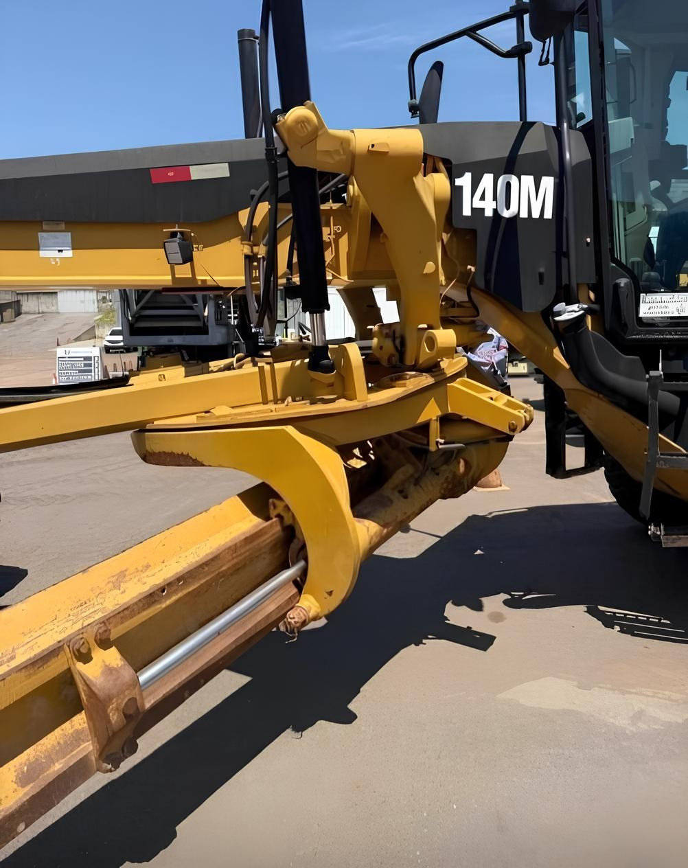Motoniveladora Caterpillar 140M - ano 2012 com média de 11.000 horas