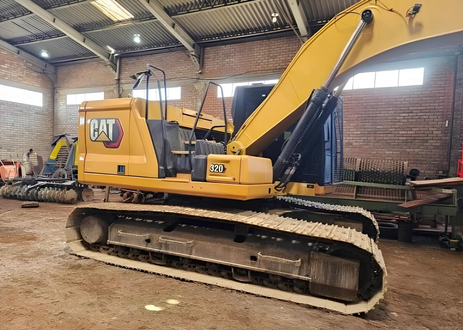 Escavadeira Caterpillar 320 ano 2021, com motor 6 cilindros