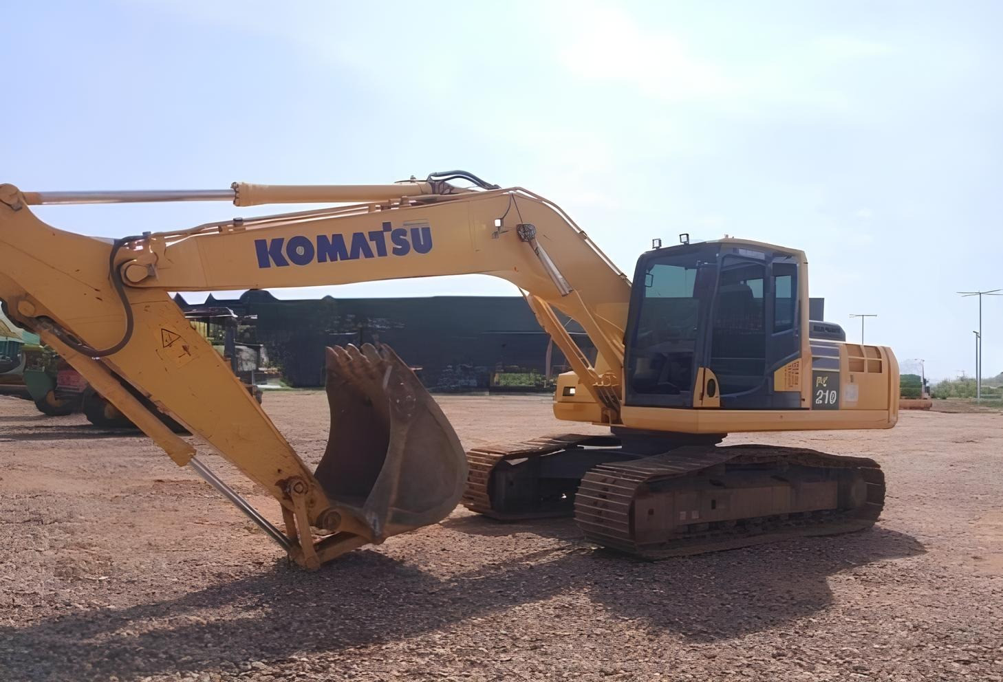Escavadeira Komatsu PC210 ano 2022 com 2.830 horas