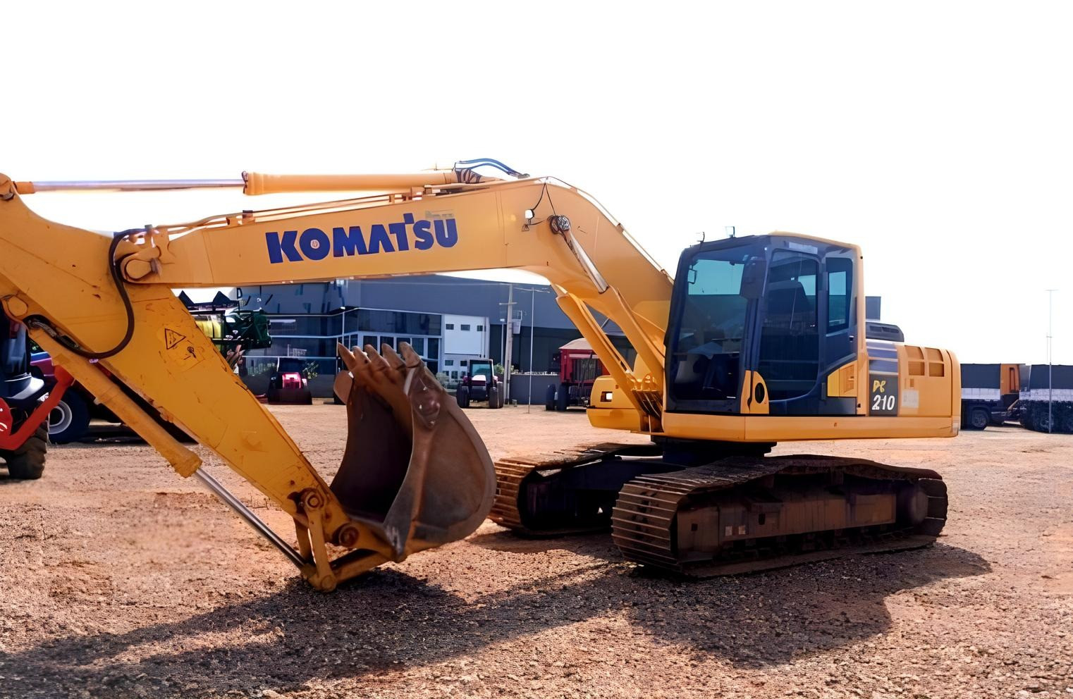 Escavadeira Komatsu PC210 ano 2022 com 2.200 horas
