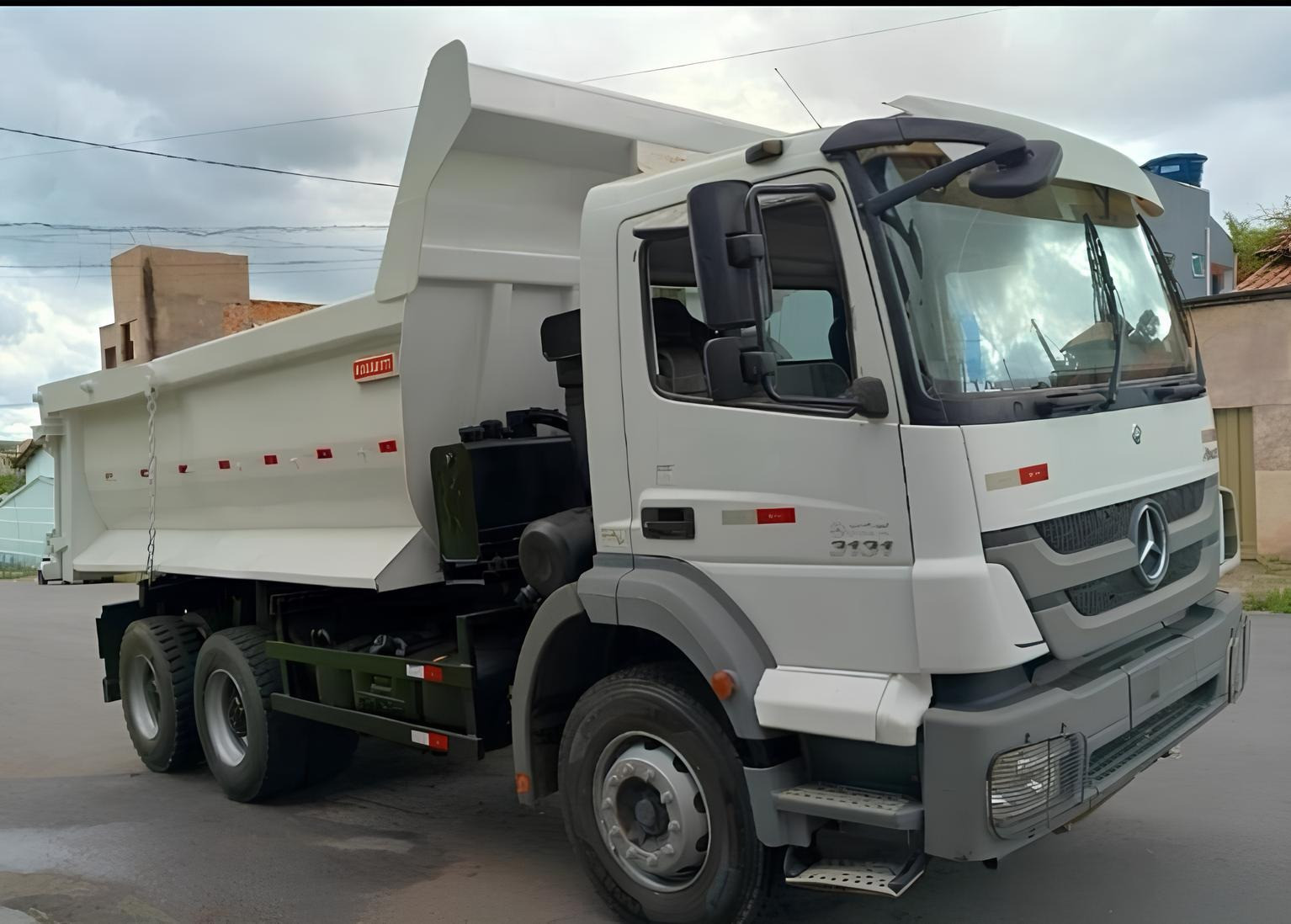 Caminhão Mercedes Benz MB 3131 ano 2020, 6x4, caçamba Rossetti de 14 ㎥, 80.000 Km