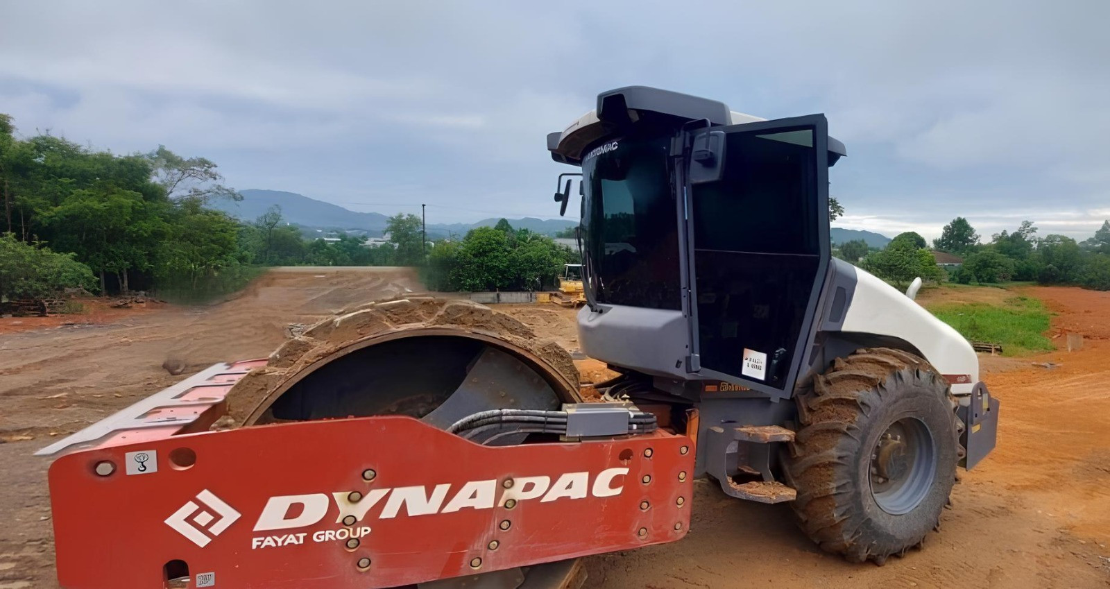 Rolo Compactador Dynapac CA25 ano 2025 com Kit Pé de Carneiro e Liso e 110 horas