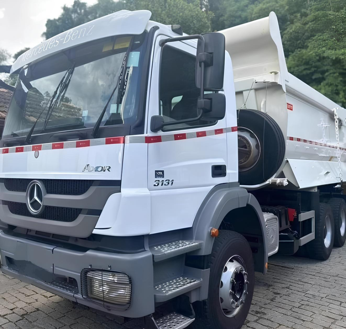 MB Axor 3131 ano 2019/20 com caçamba Rossetti meia cana de 16 ㎥
