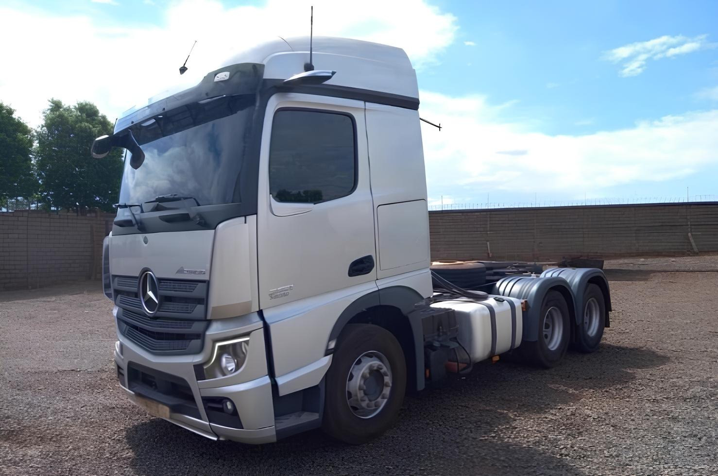 Caminhão Mercedes Benz MB Actros 2651 ano 2022, 6x4, Bug leve, automático e 74.000 Km