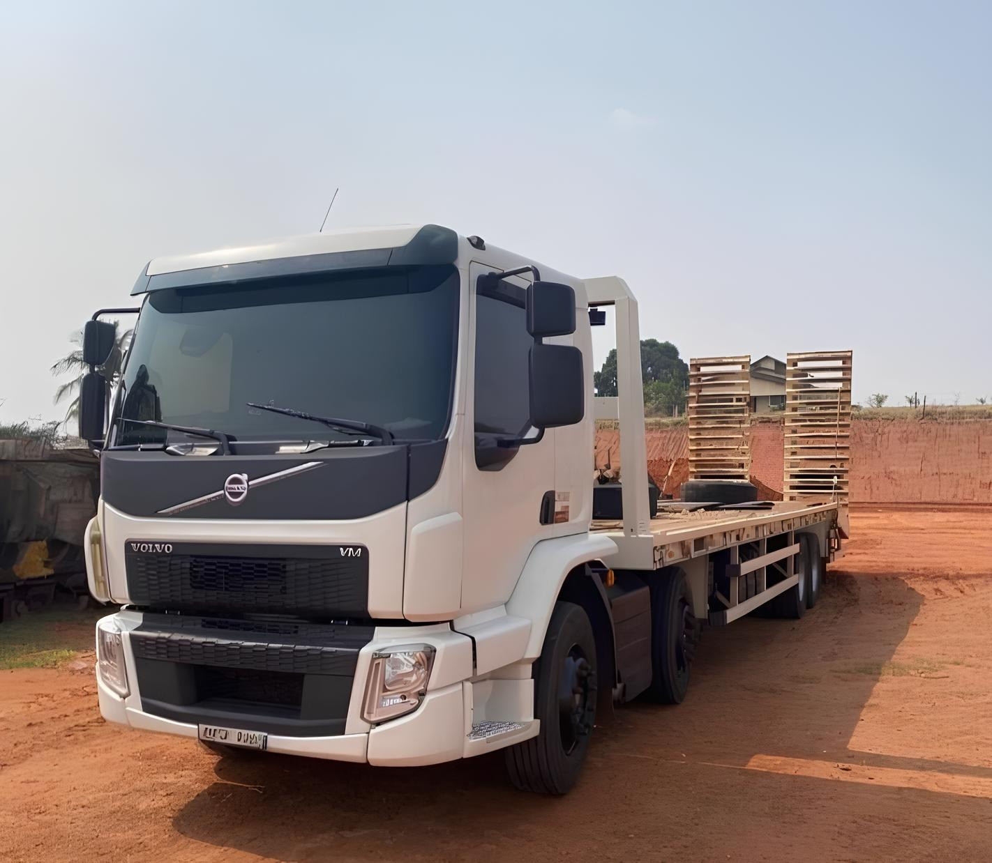 Caminhão Volvo VM 330 ano 2022, Bitruck, 8x2, automático, com Prancha Mirassol