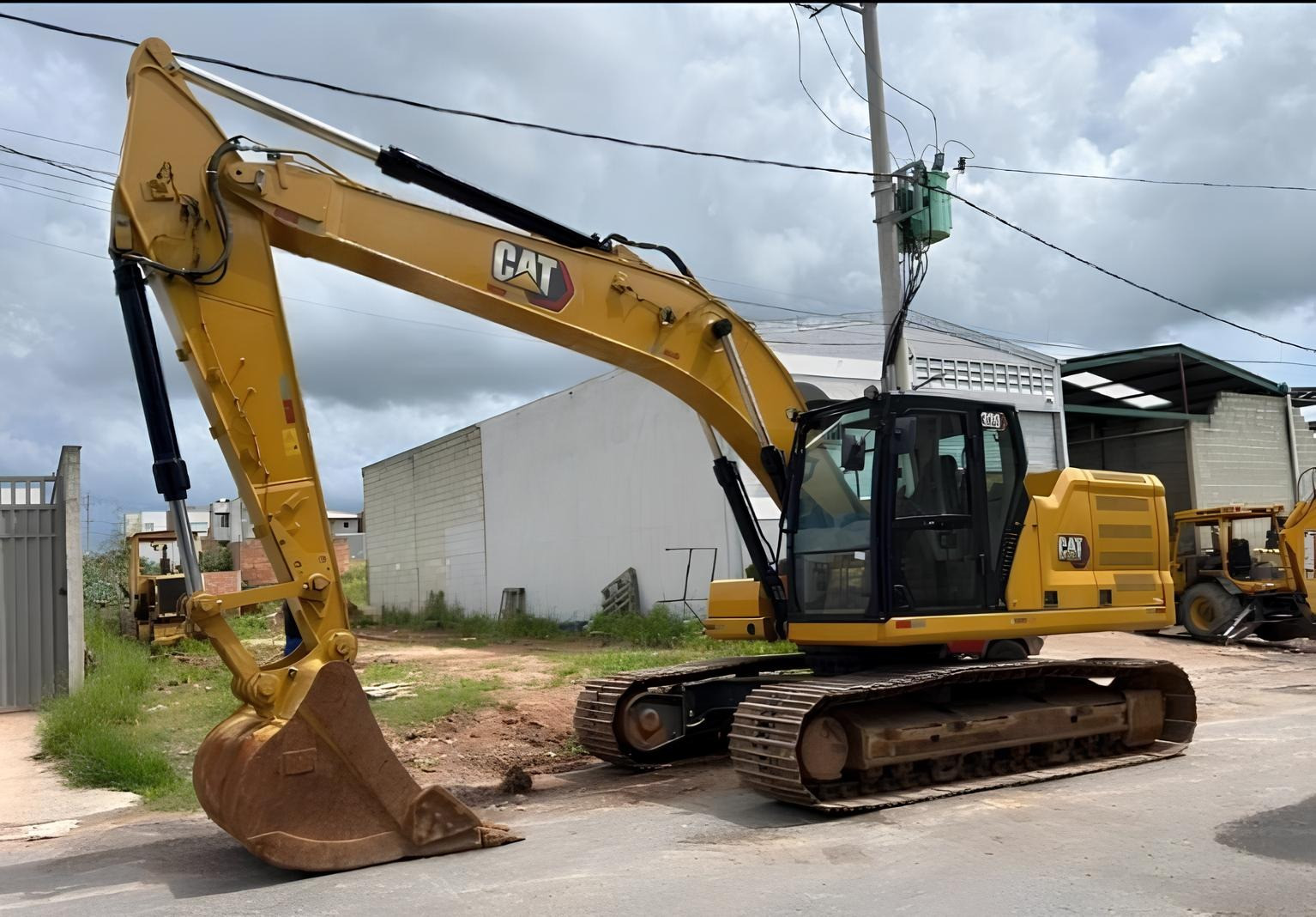 Escavadeira Caterpillar 320 ano 2022 com motor 6 cilindros e 5.800 horas