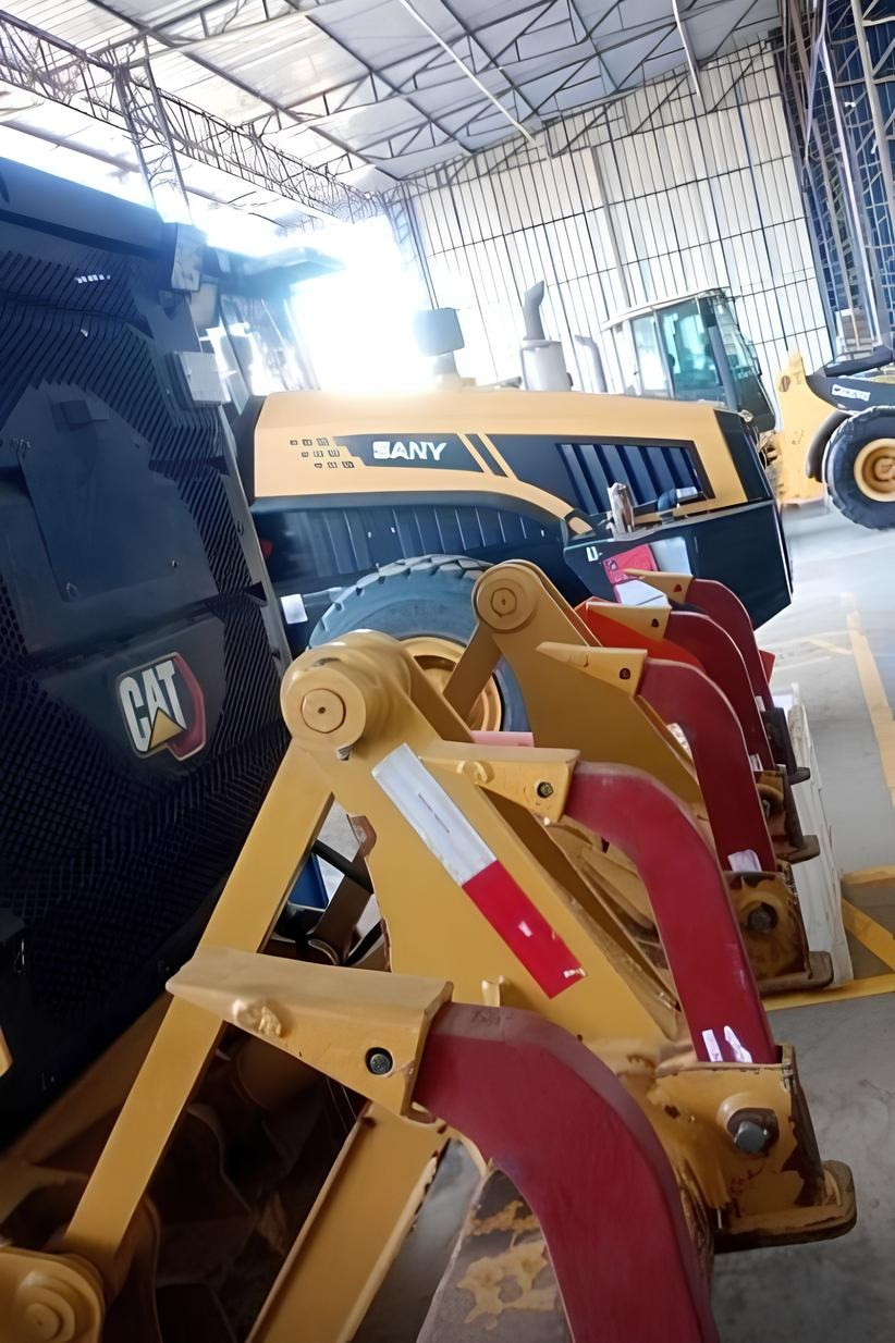 Motoniveladora Caterpillar 120 ano 2023 com 3.400 horas