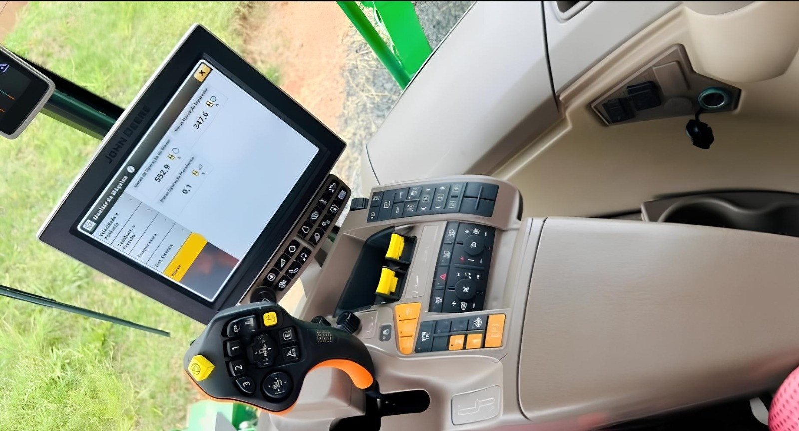 Colheitadeira John Deere S790 ano 2021 com 550 horas de motor e 350 horas