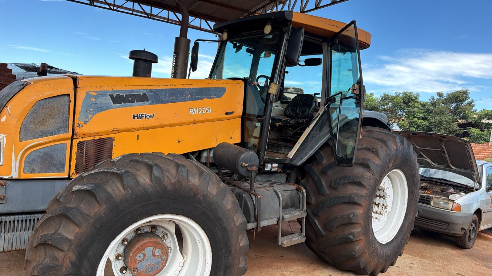 Trator Valtra BH 205 4x4 Ano 2013 Usado Alta Potência Tração Integral Série H205342730