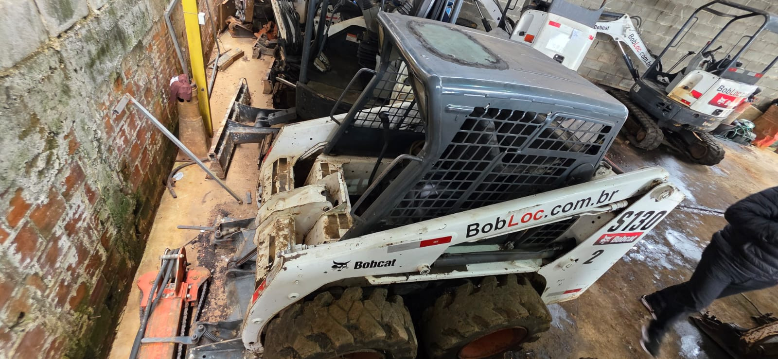 Mini Carregadeira Bobcat S130 2012 - 6.893 horas - Revisada
